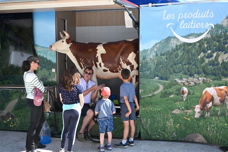 Le Criel faisait découvrir aux petits comme aux grands le métier d'éleveur et les produits laitiers. Des cadeaux étaient à remporter sur le stand. 