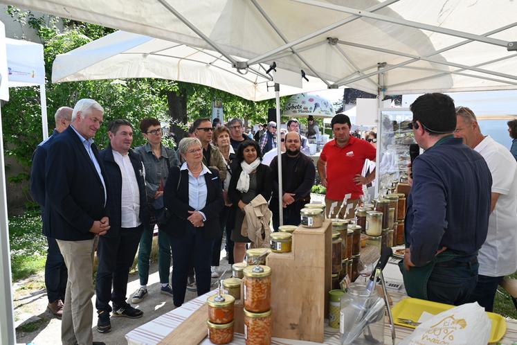 Vincent Cailleau, gérant de la Ferme de la Faubonnière, a interpellé les élus lors de la visite officielle, notamment sur les difficultés à trouver de la main-d'œuvre.
