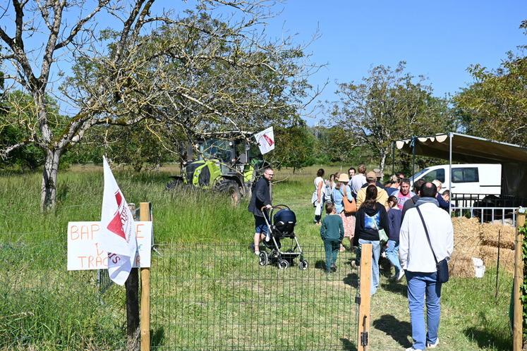 Les baptêmes en tracteur proposé par JA 41 ont eu du succès. Les parents n'ont pas manqué d'immortaliser cette première pour leurs bambins en les prenant en photo dans l’engin.