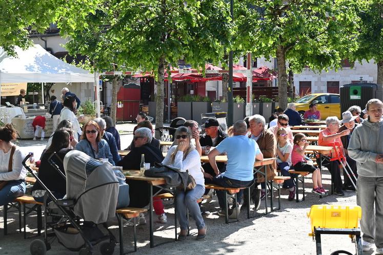 Après un petit tour dans les allées, les visiteurs pouvaient se restaurer dans une ambiance conviviale.