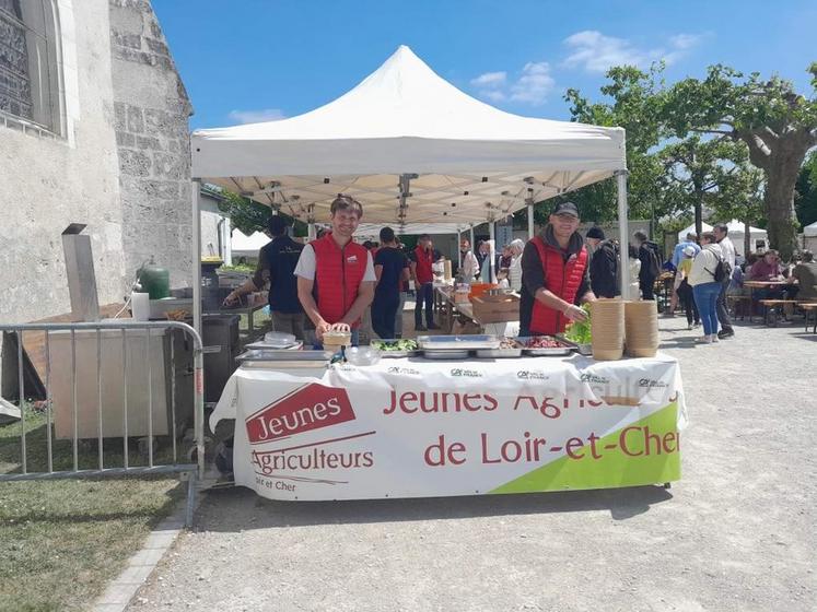 Lors de Papilles en fête, samedi 17 et dimanche 18 mai à Cheverny, Jeunes agriculteurs de Loir-et-Cher a proposé aux visiteurs des burgers confectionnés avec des produits locaux, ainsi que des salades paysannes.
