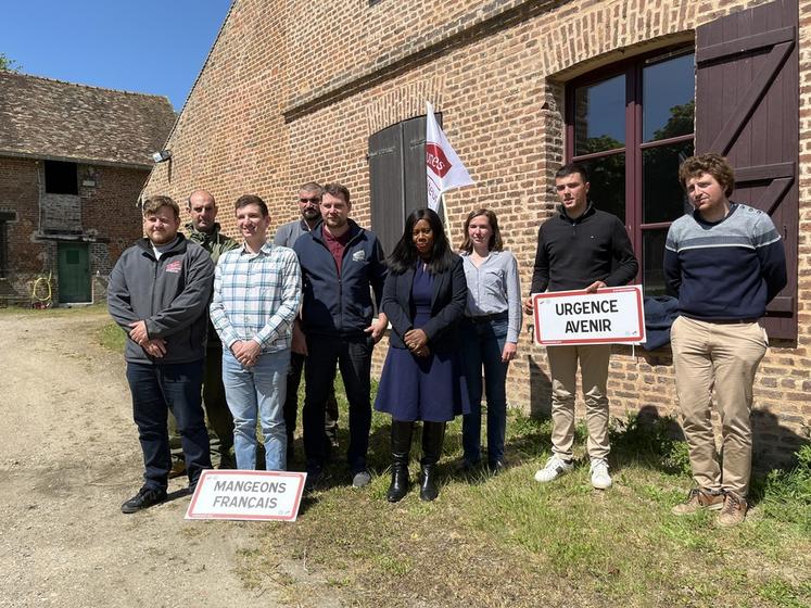 Vendredi 9 mai, à Rosny-sur-Seine (Yvelines). Les Jeunes agriculteurs de Houdan et de Mantes ont reçu leur députée Dieynaba Diop.