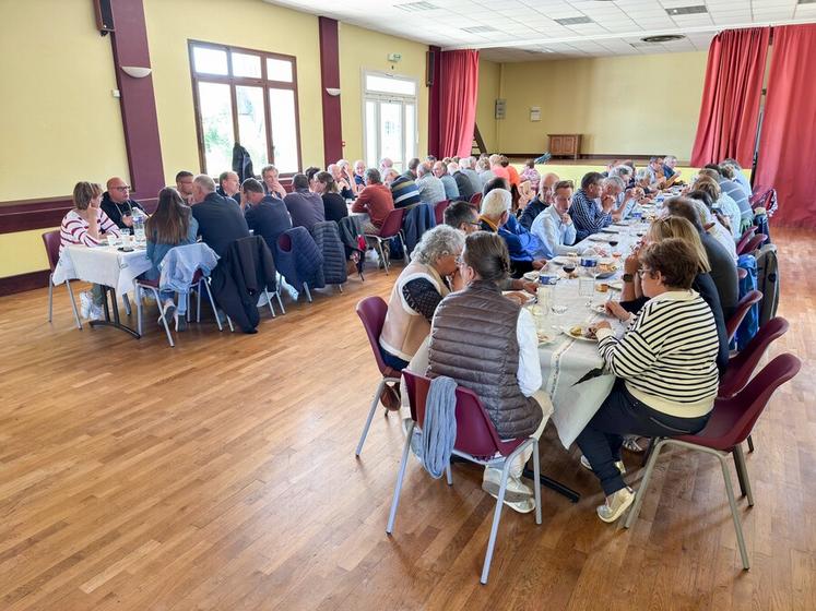 Moment fort de la journée des visites pré-comice, le repas du midi, partagé dans la salle des fêtes du Coudray-au-Perche.
