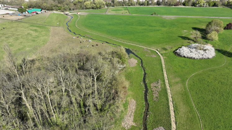 Le ru de la Navette est désormais remis à ciel ouvert et reconnecté à son milieu naturel, avec la création de nouvelles zones humides et d’une zone d’expansion des crues.