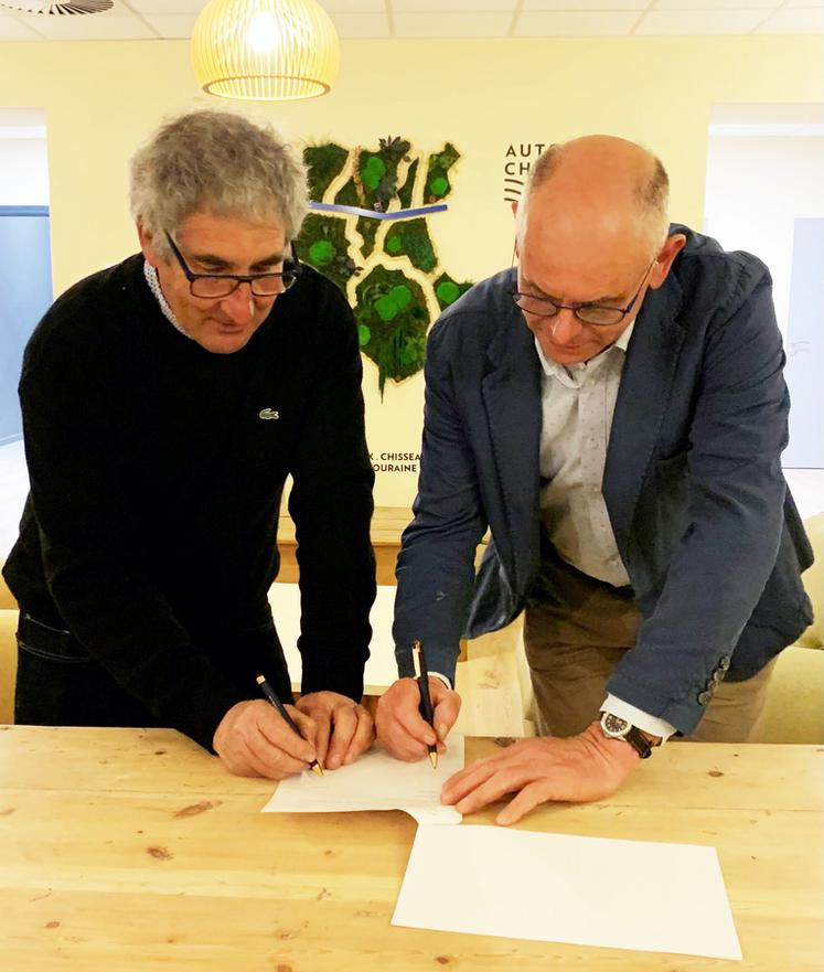 François Cazin, président de la Fav 41, et Charles Pain, président de la Fav 37-72, ont tous les deux signé les statuts de la Fédération des vigneronnes et vignerons de la Touraine (FVVT), le 19 mars dernier.