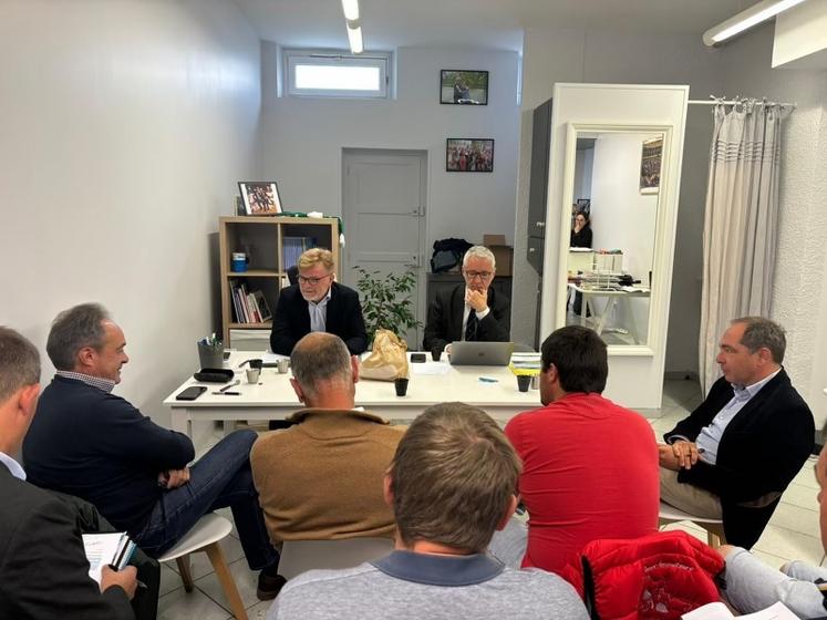 Lundi 19 mai, à Vendôme. Les représentants des réseaux de la FNSEA et JA de Centre-Val de Loire ont rencontré les députés Marc Fesneau et Christophe Marion pour évoquer la loi Entraves.
