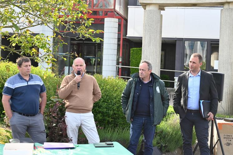 Lundi 19 mai, à Blois. Après la rencontre parlementaire, les représentants des différentes FNSEA de la région Centre-Val de Loire ont pris la parole devant les locaux de la chambre d'Agriculture.