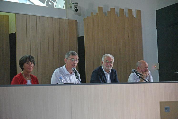 Mardi 20 mai, à Orléans. Emmanuel Vasseneix (à g.), président de l'Open Agrifood Orléans, et Claude Risac (à d.), président de l'Open Agrifood Initiatives, lors des assemblées générales des deux structures.
