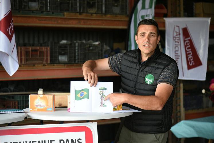 Lundi 19 mai, à Saint-Cyr-en-Val. La rencontre avec les députés a été rythmée par des démonstrations marquantes de l’hôte du jour, Sébastien Leconte, comme ici, lorsqu’il illustre les effets de la déforestation avec un paquet de sucre brésilien.