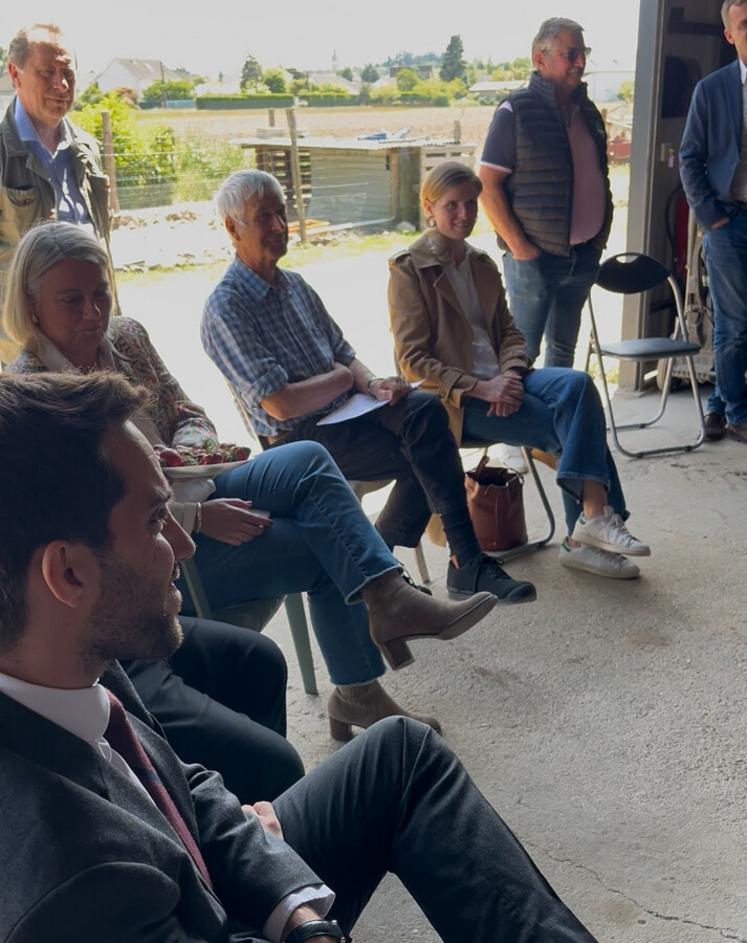 En observant des fraises non traitées, les députés ont pu mesurer concrètement l’importance des traitements.