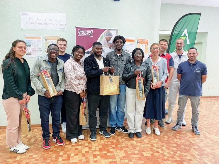 Vendredi 16 mai, à Sours. Les étudiants de licence pro CPA du campus Natur'alim ont été récompensés par la Brasserie de Chandres pour leur travail sur la valorisation de ses drêches en crackers.