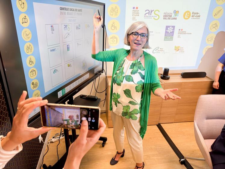 Mardi 20 mai, à Illiers-Combray. La directrice générale de l'ARS, Clara de Bort, a signé électroniquement et avec enthousiasme le Contrat local de santé d'Entre Beauce et Perche.