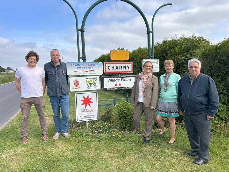 Charny, jeudi 15 mai. Le premier panneau Gaz vert d’Île-de-France est placé à l’entrée de la commune, avec de g. à d. : Louis Courtier, Édouard Proffit, Cécile Velasco, Catherine Olagnon, Xavier Ferreira.