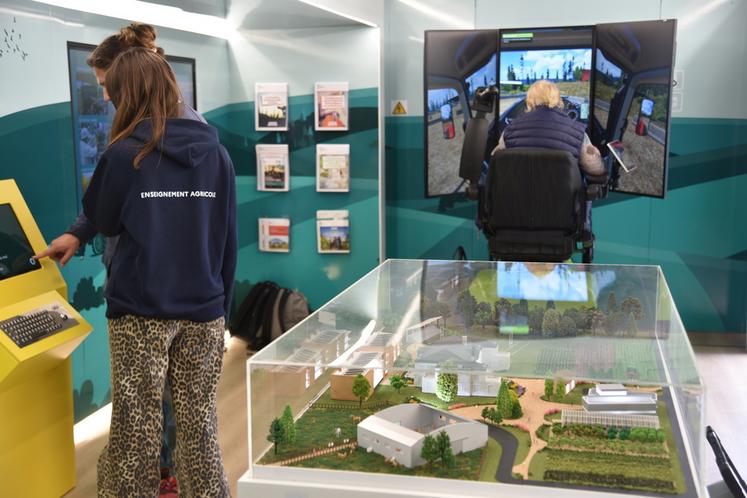 L'intérieur du camion permet de s'informer sur les filières du vivant de manière ludique et pédagogique.