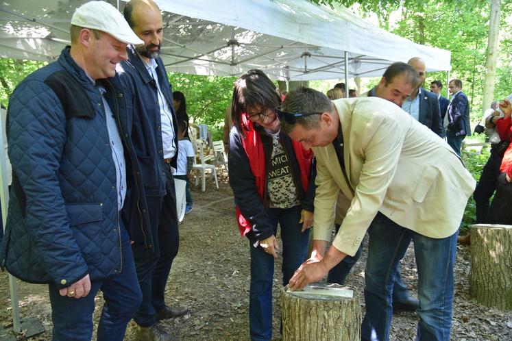 L'inauguration officielle a été l'occasion de tester les ateliers pratiques et pédagogiques comme ici celui des empreintes d'animaux. 