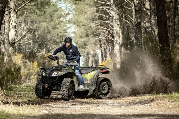 Homologué T3b, L’Éclaireur atteint 60 km/h sur route. En usage interne, il déplace plus d’une tonne de charge, avec un couple immédiat et constant grâce à son moteur électrique sans embrayage ni à-coups.