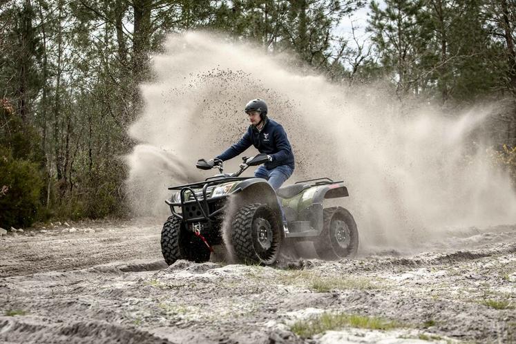 Silencieux, L’Éclaireur est un véritable outil professionnel sur le terrain, capable de tracter, transporter et intervenir en toutes conditions, sans bruit ni émissions.