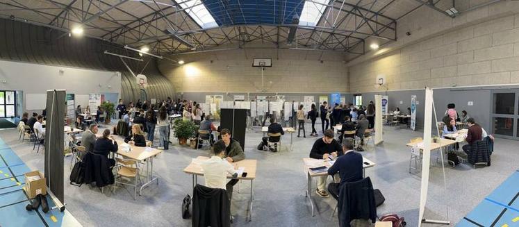 Vendredi 25 avril, à Areines. Un job dating a permis de mettre en relation professionnels du secteur des laboratoires et étudiants.