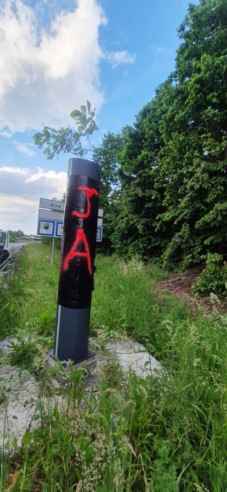Les Jeunes agriculteurs d'Île-de-France ouest ont bâché de nombreux radars dans les différents départements.