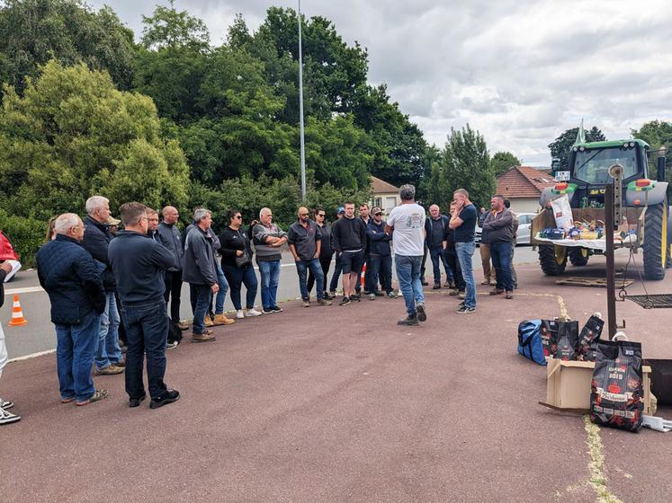 Lundi 26 mai, à Arpajon (Essonne). Les agriculteurs de l'Essonne se sont regroupés pour mener une opération escargot sur la RN 20 entre Morigny-Champigny et Arpajon.