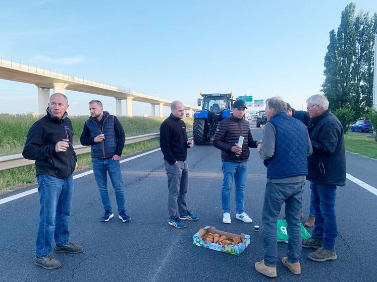 Lundi 26 mai, à Saclay (Essonne). Le syndicat de Saint-Arnoult/Dourdan a bloqué la RN 118 le temps du petit-déjeuner.