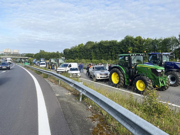 Lundi 26 mai, à Maulette (Yvelines). Les syndicats de Houdan et Montfort ont bloqué la RN 12 pendant près d'une heure avec les JA de Houdan. À quelques mètres de là, ils avaient affiché des banderoles « Députés traîtres », ainsi que « L'assemblée sème la honte » quelques jours plus tôt.
