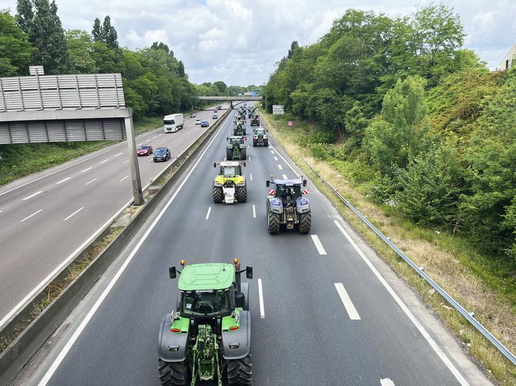 Lundi 26 mai, à Montigny-lès-Cormeilles (Val-d'Oise). Le syndicat du Vexin français a mené une opération escargot sur l'A15 jusqu'à Argenteuil. Ils étaient une trentaine de tracteurs à ralentir la circulation pendant toute la matinée.