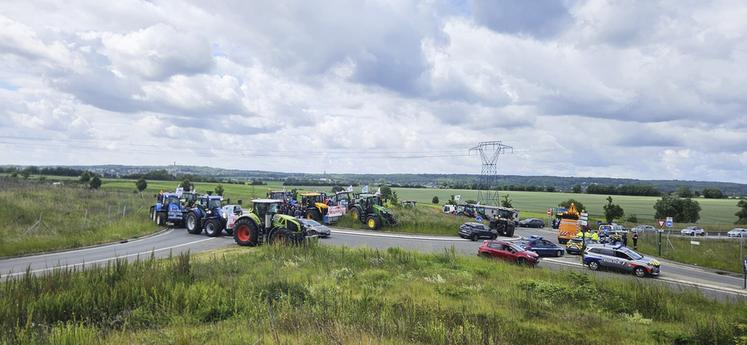 Lundi 26 mai, à Baillet-en-France (Val-d'Oise). Près de 25 tracteurs du Pays de France ont réalisé une opération escargot entre Attainville et Méry-sur-Oise sur les RN 104 et 184.