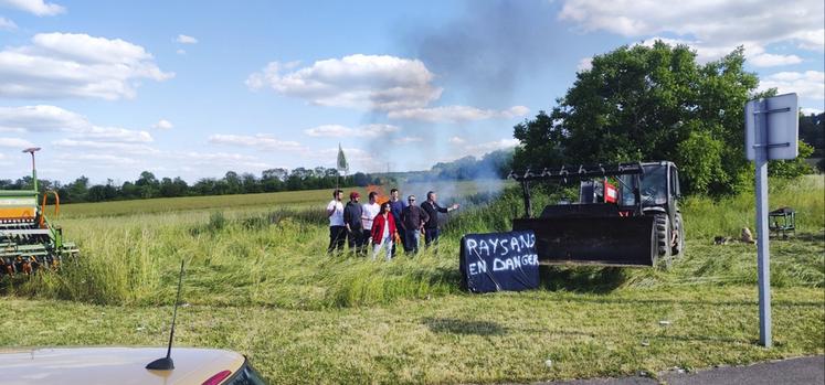 Vendredi 23 mai, à Orgeval (Yvelines). Le syndicat de Maule a organisé un feu de la colère. Le député Karl Olive (Renaissance) est venu apporter son soutien.