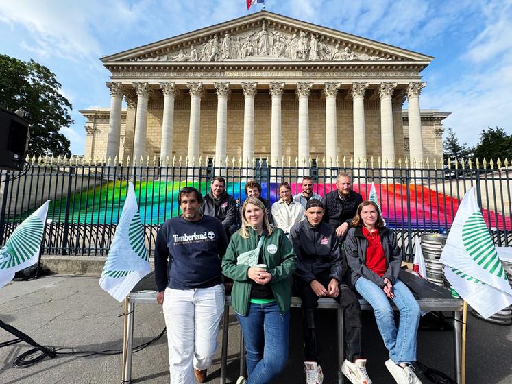 Lundi 26 mai, à Paris. Huit agriculteurs de l'Union de Mantes et des JA de Mantes ont conduit leurs tracteurs devant l'Assemblée nationale.