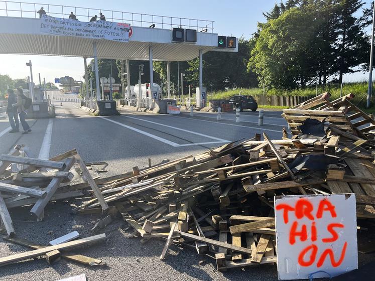 Vendredi 23 mai, à Allainville (Yvelines). Une vingtaine d'agriculteurs du syndicat de Saint-Arnoult/Dourdan et des JA de Saint-Arnoult-en-Yvelines ont bloqué des péages d'autoroute à l'aide d'une dizaine de tracteurs, de palettes et de pneus.
