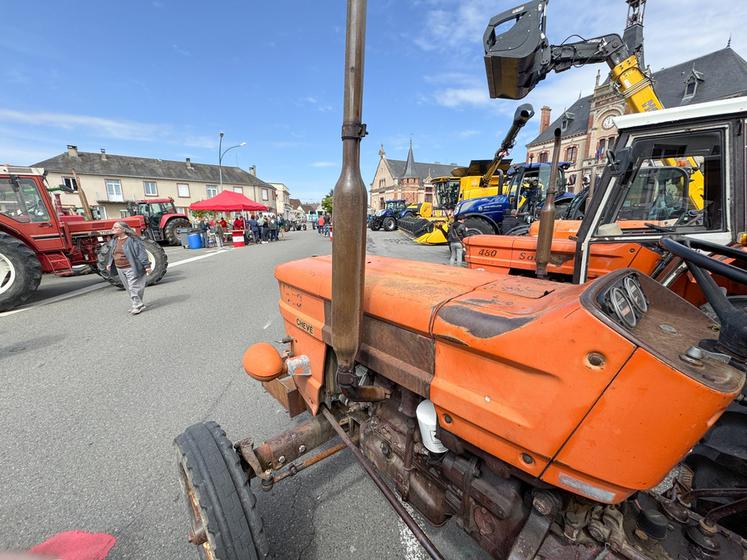 Samedi 24 mai, à Brou. Machines anciennes et récentes ont envahi la place de l'Hôtel-de-Ville pour l'opération Plus belle la campagne de Jeunes agriculteurs.