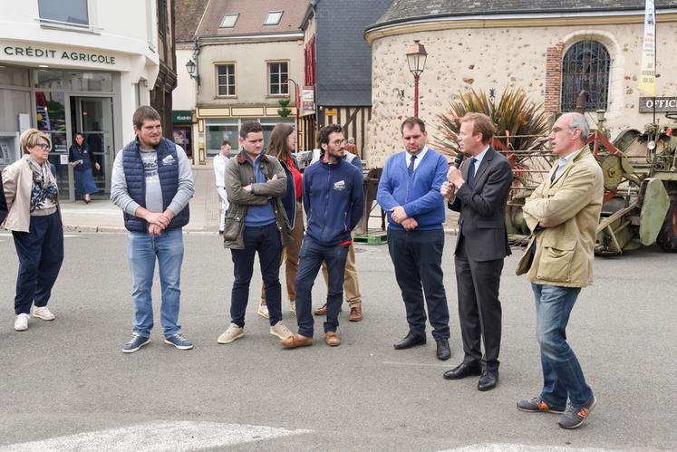 Le 24 mai, à Brou. Les députés Harold Huwart et Olivier Marleix (à d.) ont répondu à l'invitation de la FNSEA et Jeunes agriculteurs pour échanger.