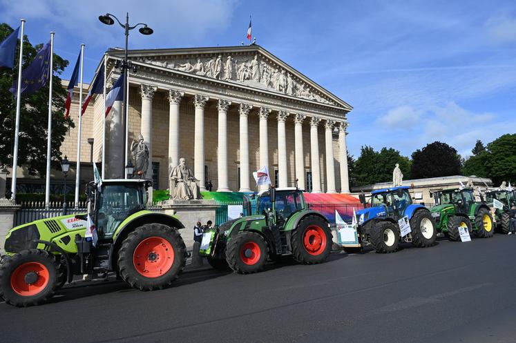 Lundi 26 mai à Paris. À l'appel de la FNSEA et de JA, les agriculteurs ont manifesté devant l'Assemblée nationale alors que débutait l'examen du projet de loi Entraves.