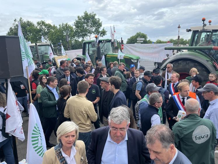 Au cours de la journée de mobilisation, certains députés sont venus à la rencontre des agriculteurs pour leur apporter leur soutien.