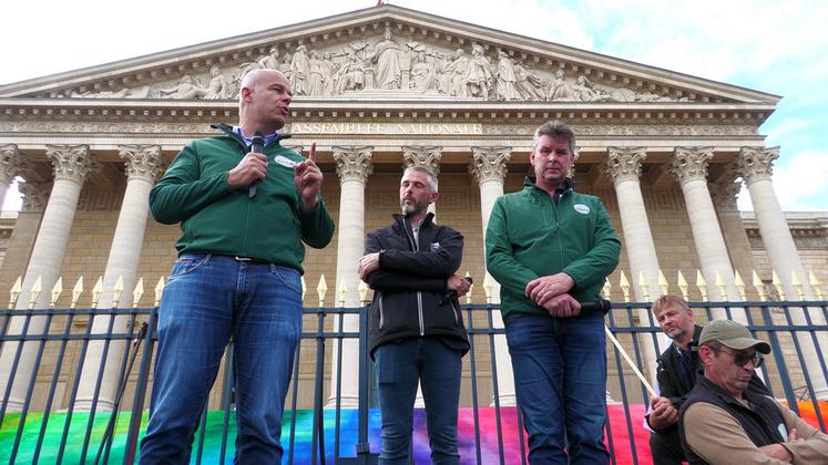 De g. à d. : Arnaud Rousseau, président de la FNSEA, Quentin Le Guillous, secrétaire général de Jeunes agriculteurs, et Hervé Lapie, secrétaire général de la FNSEA.