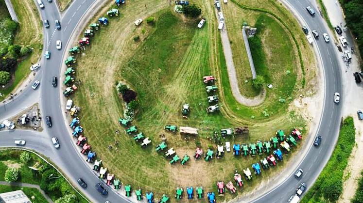 Melun, lundi 26Â mai. Les tracteurs encerclent progressivement le rond-point de l'Europe.