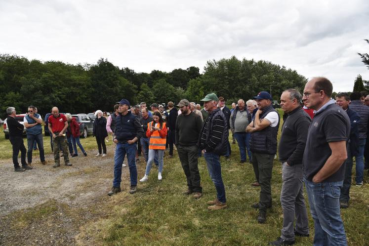 14 h 30, les tracteurs arrivent du centre et de l’est du département. Mention spéciale au canton de Mormant, venu avec 18 tracteurs. Un autre convoi stationne à la gare en attendant le top départ. En tête de cortège, Franck Fournier et Geoffrey Bouzonnie.