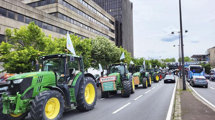 Vingt-cinq tracteurs sont alignés le long de l'avenue Thiers à Melun.