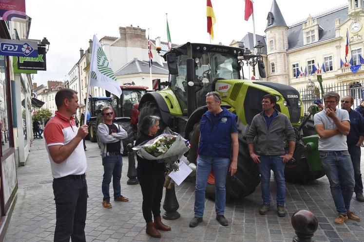 Les chauffeurs des premiers tracteurs sont allés à la rencontre de l’attachée parlementaire d’Arnaud Saint-Martin pour lui remettre une gerbe mortuaire et le courrier signé par tous les acteurs économiques du département.