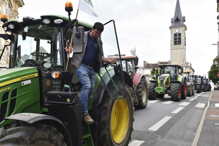 Arrêt devant la préfecture.