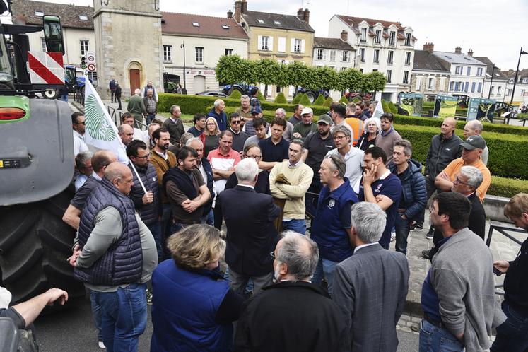 Échanges avec le préfet alors que le cortège s'étire à l'autre bout du centre-ville. 