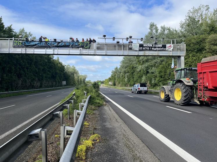 À Houdan, sur la 2x2 voies, les agriculteurs ont installé des banderoles.