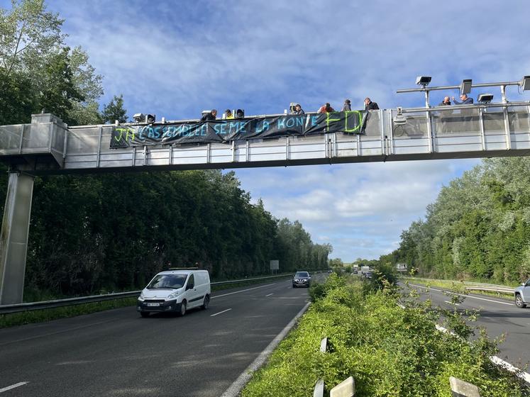 À Houdan, sur la 2x2 voies, les agriculteurs ont installé des banderoles.