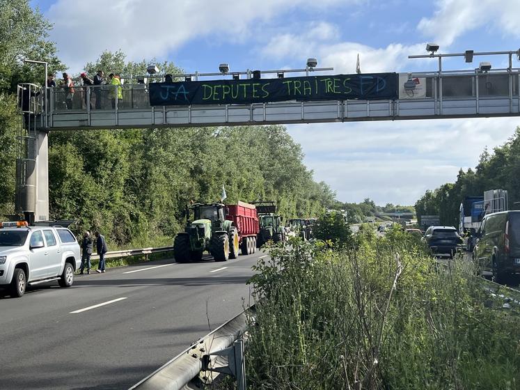 À Houdan, sur la 2x2 voies, les agriculteurs ont installé des banderoles.
