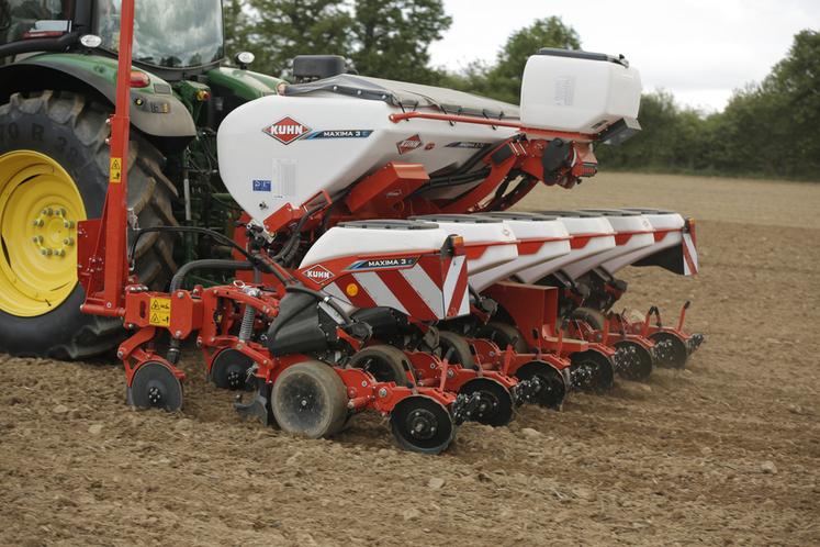 Sur le semoir monograine Maxima 3, le système d’indexation breveté par Kuhn positionne les roues porteuses en fonction de l’interrang et déplace automatiquement les dispositifs de localisation de l’engrais et des microgranulés.