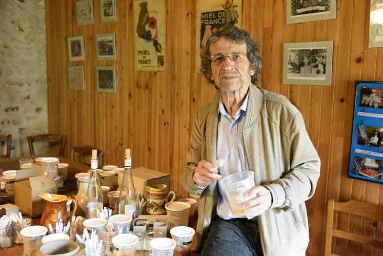 Dans son Musée vivant de l’apiculture à Château-Renard. Jacques Goût fait déguster ses miels aux saveurs variées, une palette naturelle qui reflète la richesse florale du Gâtinais.