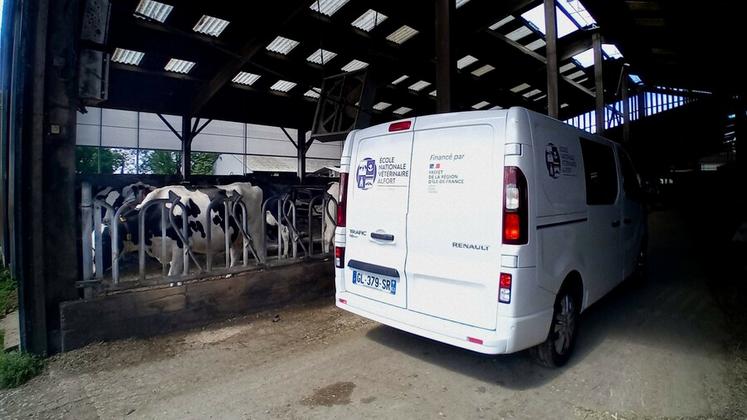 Un véhicule dédié à la rurale a été acquis en 2024 par l'École nationale vétérinaire d’Alfort pour se déplacer dans les élevages.