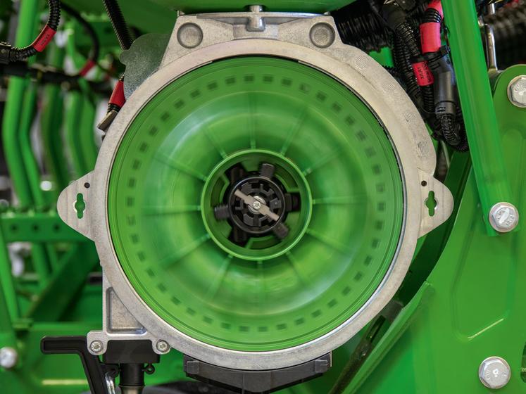 Amazone retient des disques de dosage de couleur différente en fonction des graines, afin d’éviter les erreurs lors du changement de culture.