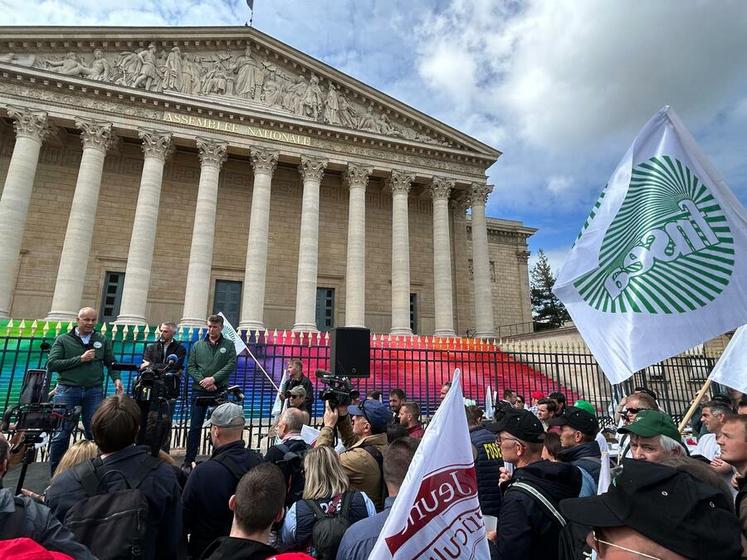 Les réseaux FNSEA et JA se sont mobilisés lundi 26 mai devant l'Assemblée nationale pour mettre la pression sur les parlementaires afin qu'ils écoutent enfin la parole des agriculteurs. Comme réponse, ils ont voté une motion de rejet. 